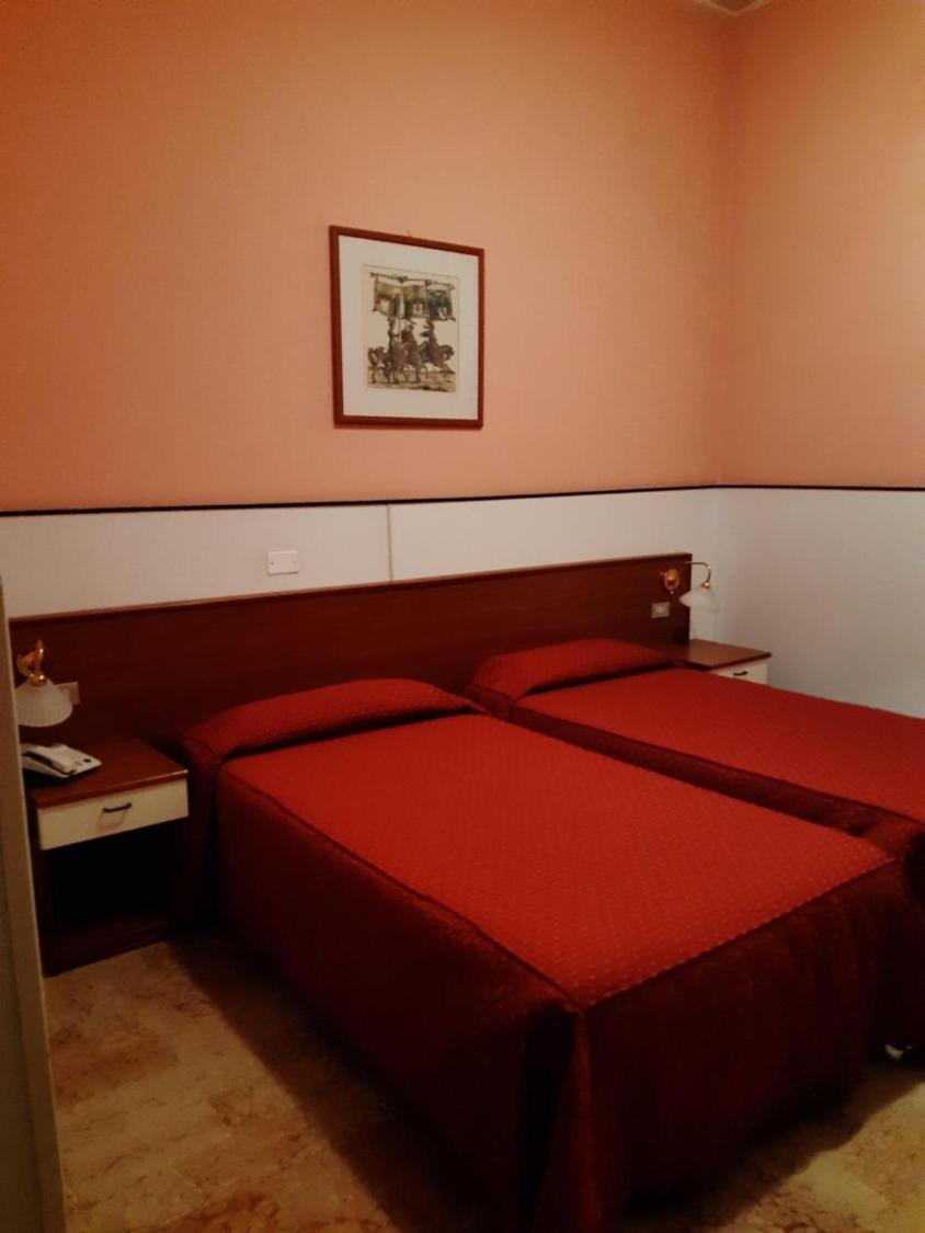 Quarto com 2 Camas de Solteiro