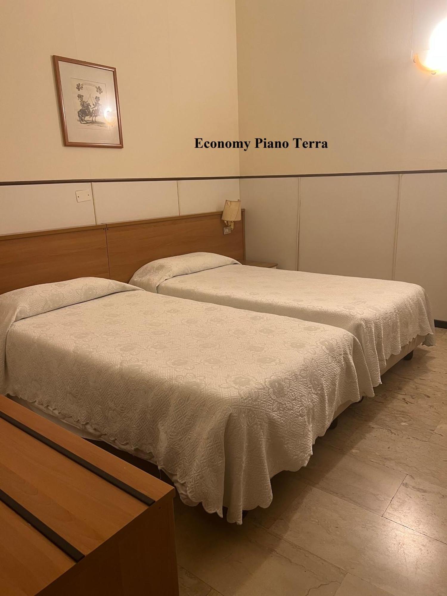 Quarto Econômico com 2 Camas de Solteiro